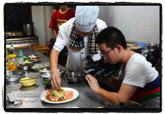 此次攝制組通過拍攝婺源代表名菜糊豆腐、粉蒸肉、荷包紅魚、賽鵝頸及地方小吃清明果、灰汁果、糯米子糕等來詮釋婺源美食經(jīng)典，展示婺源食文化，打造獨屬婺源的美食符號。