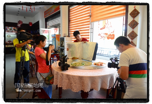 此次攝制組通過拍攝婺源代表名菜糊豆腐、粉蒸肉、荷包紅魚、賽鵝頸及地方小吃清明果、灰汁果、糯米子糕等來詮釋婺源美食經(jīng)典，展示婺源食文化，打造獨屬婺源的美食符號。