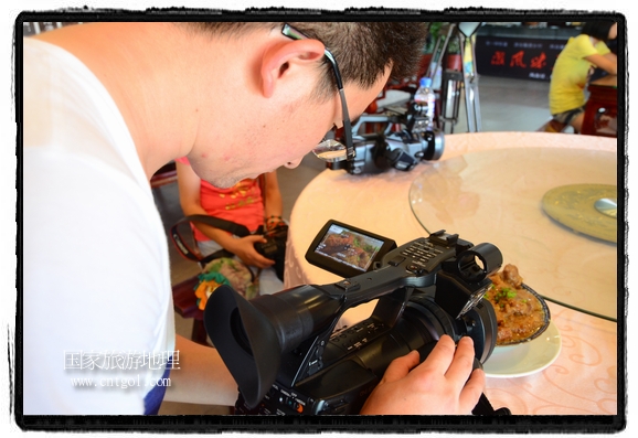 此次攝制組通過拍攝婺源代表名菜糊豆腐、粉蒸肉、荷包紅魚、賽鵝頸及地方小吃清明果、灰汁果、糯米子糕等來詮釋婺源美食經(jīng)典，展示婺源食文化，打造獨屬婺源的美食符號。