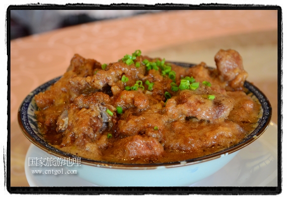 此次攝制組通過拍攝婺源代表名菜糊豆腐、粉蒸肉、荷包紅魚、賽鵝頸及地方小吃清明果、灰汁果、糯米子糕等來詮釋婺源美食經(jīng)典，展示婺源食文化，打造獨屬婺源的美食符號。