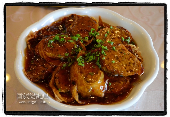 此次攝制組通過拍攝婺源代表名菜糊豆腐、粉蒸肉、荷包紅魚、賽鵝頸及地方小吃清明果、灰汁果、糯米子糕等來詮釋婺源美食經(jīng)典，展示婺源食文化，打造獨屬婺源的美食符號。