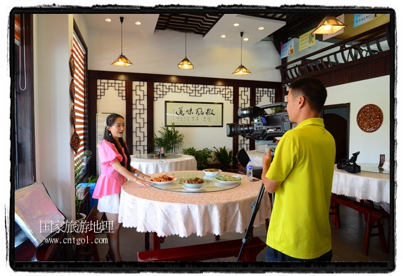 此次攝制組通過拍攝婺源代表名菜糊豆腐、粉蒸肉、荷包紅魚、賽鵝頸及地方小吃清明果、灰汁果、糯米子糕等來詮釋婺源美食經(jīng)典，展示婺源食文化，打造獨屬婺源的美食符號。