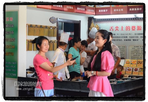 此次攝制組通過拍攝婺源代表名菜糊豆腐、粉蒸肉、荷包紅魚、賽鵝頸及地方小吃清明果、灰汁果、糯米子糕等來詮釋婺源美食經(jīng)典，展示婺源食文化，打造獨屬婺源的美食符號。