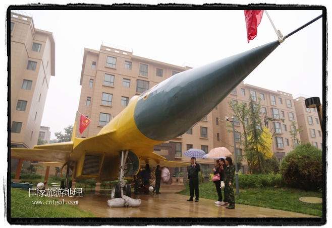 小區(qū)突然出現(xiàn)“飛機(jī)坦克”，其中殲15艦載戰(zhàn)斗機(jī)一架、99式主戰(zhàn)坦克一輛、武直-10武裝直升機(jī)一架，吸引了眾多市民雨中圍觀、合影。