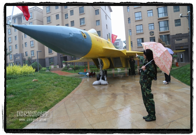 小區(qū)突然出現(xiàn)“飛機(jī)坦克”，其中殲15艦載戰(zhàn)斗機(jī)一架、99式主戰(zhàn)坦克一輛、武直-10武裝直升機(jī)一架，吸引了眾多市民雨中圍觀、合影。