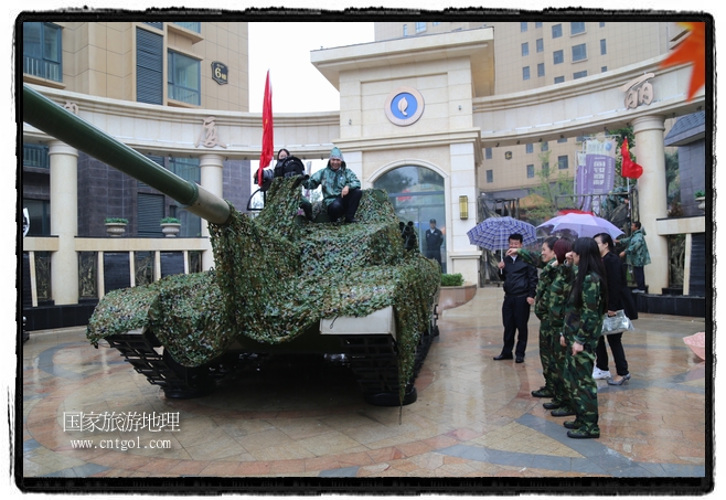 小區(qū)突然出現(xiàn)“飛機(jī)坦克”，其中殲15艦載戰(zhàn)斗機(jī)一架、99式主戰(zhàn)坦克一輛、武直-10武裝直升機(jī)一架，吸引了眾多市民雨中圍觀、合影。