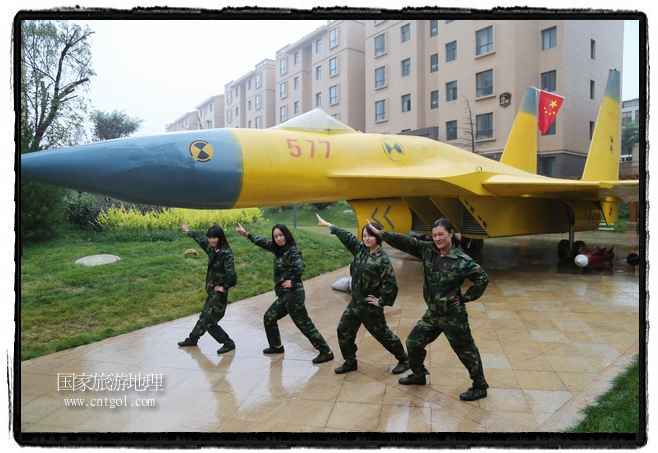 小區(qū)突然出現(xiàn)“飛機(jī)坦克”，其中殲15艦載戰(zhàn)斗機(jī)一架、99式主戰(zhàn)坦克一輛、武直-10武裝直升機(jī)一架，吸引了眾多市民雨中圍觀、合影。