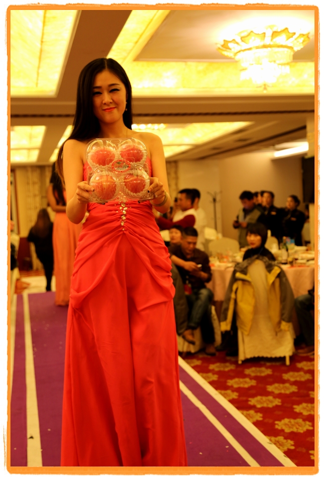 甘肅平涼：妙齡妹子表演T臺秀 不秀身材秀“金果”（圖）