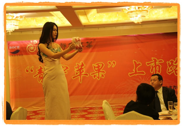 甘肅平涼：妙齡妹子表演T臺秀 不秀身材秀“金果”（圖）