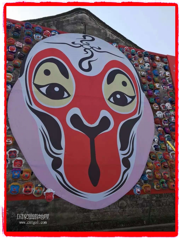 中國(guó)規(guī)模最大的猴面具彩繪在南潯古鎮(zhèn)展示。猴子真是今年最紅的動(dòng)物。 
