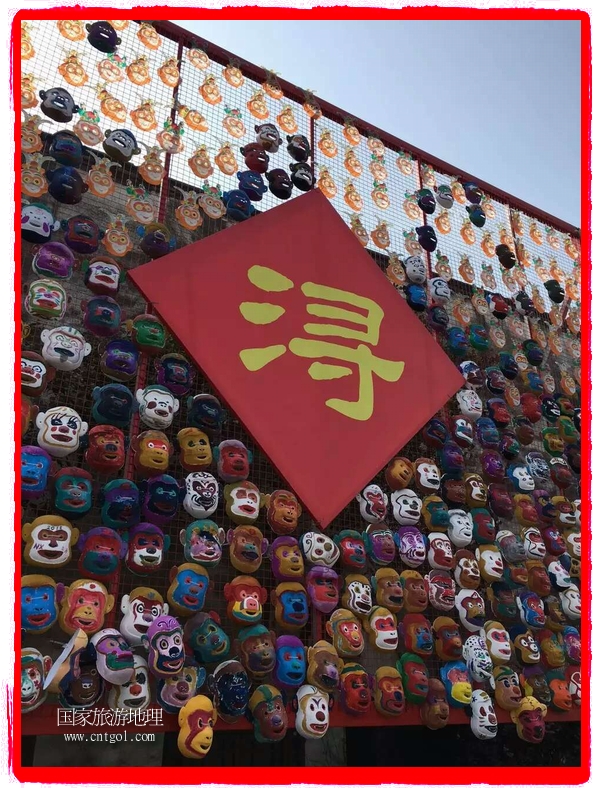 中國(guó)規(guī)模最大的猴面具彩繪在南潯古鎮(zhèn)展示。猴子真是今年最紅的動(dòng)物。 
