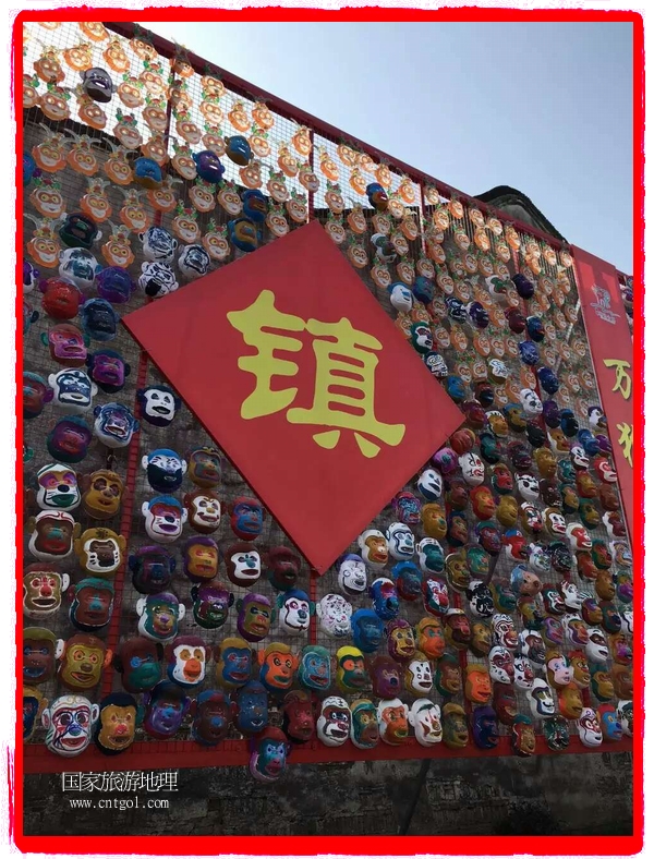 中國(guó)規(guī)模最大的猴面具彩繪在南潯古鎮(zhèn)展示。猴子真是今年最紅的動(dòng)物。 