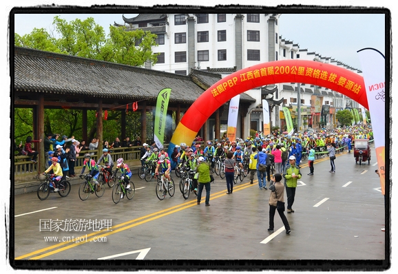 來自江西、安徽、浙江、福建等省市近千名選手參加了比賽，婺源賽道沿途的秀美風光和徽派古村落，給參賽選手留下美好的印象。
