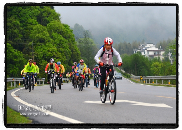 來自江西、安徽、浙江、福建等省市近千名選手參加了比賽，婺源賽道沿途的秀美風光和徽派古村落，給參賽選手留下美好的印象。